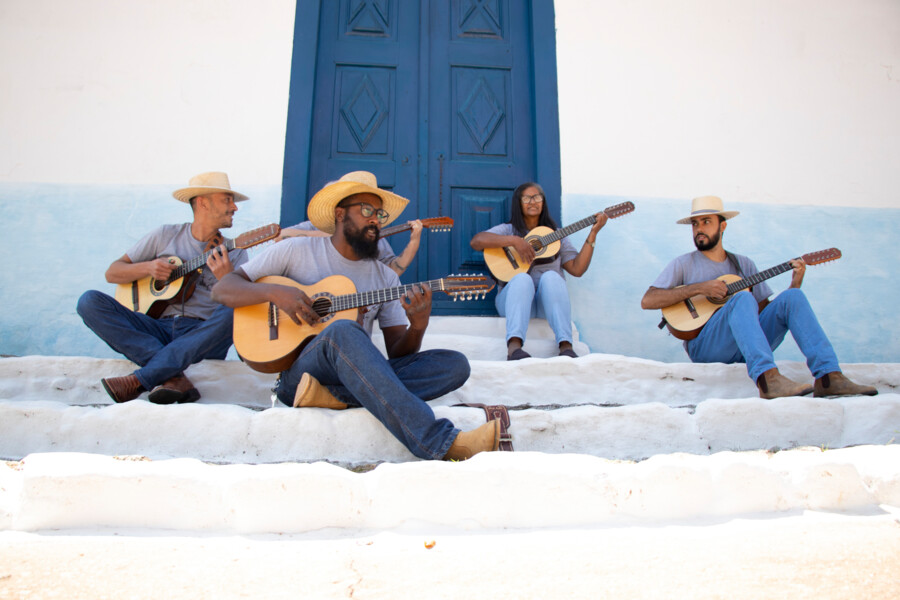 os-amigos-da-viola-estao-de-volta-na-praca-da-aldeia