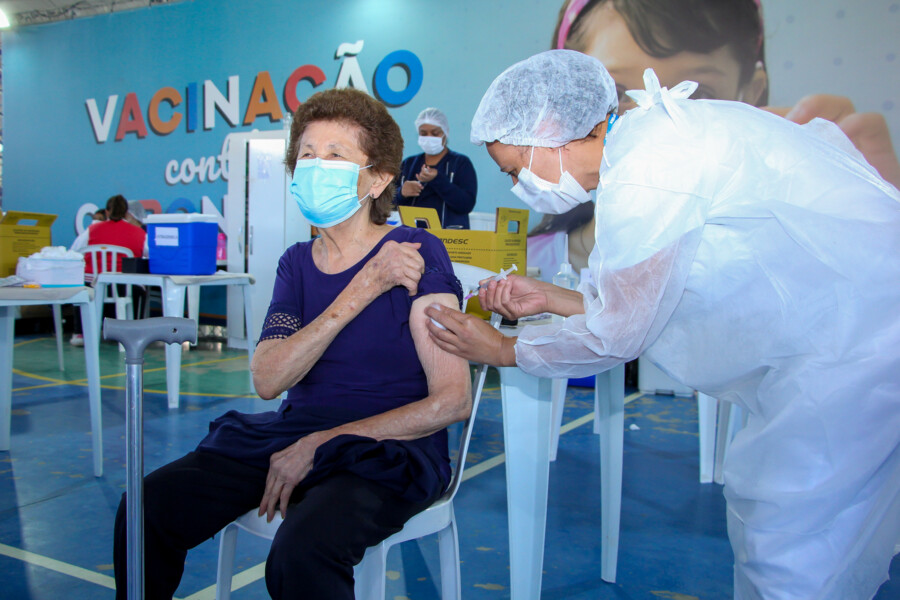 prefeitura-de-carapicuiba-inicia-aplicacao-de-vacina-bivalente-contra-a-covid-19-em-idosos-acima-de-70-anos