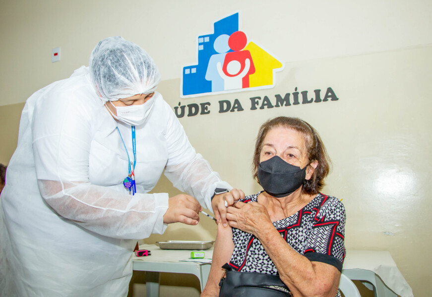 prefeitura-de-carapicuiba-inicia-aplicacao-de-vacina-bivalente-contra-a-covid-19-em-idosos-acima-de-60-anos