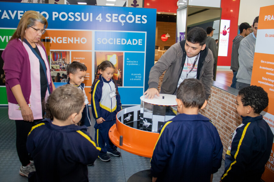 mais-de-1600-alunos-das-escolas-municipais-visitam-exposicao-catavento-no-shopping
