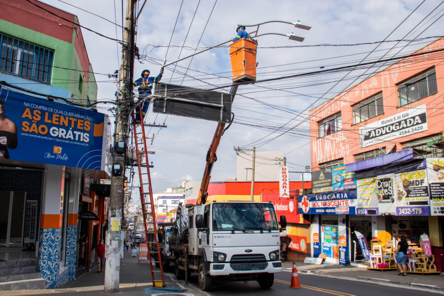 prefeitura-de-carapicuiba-inicia-instalacao-de-iluminacao-dupla-na-av-rui-barbosa