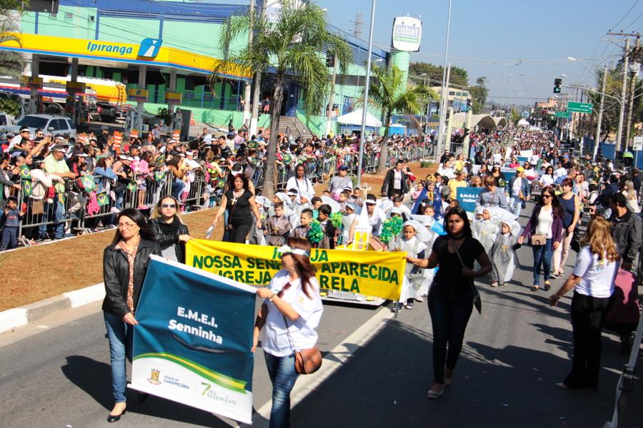 Escola-e-Família-foi-tema-de-desfile-do-7-de-Setembro-(2).JPG