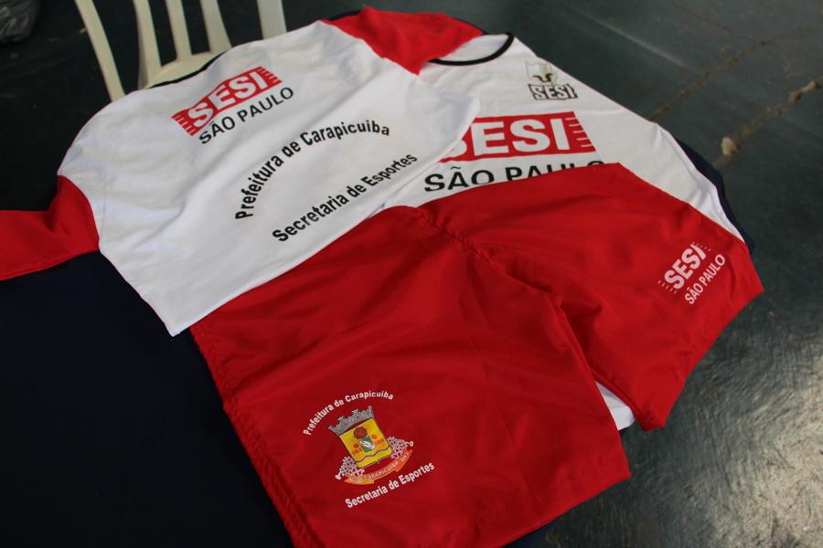 entrega-uniformes-para-alunos-das-escolinhas-de-esportes.JPG