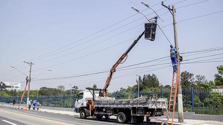 prefeitura-de-carapicuiba-inicia-instalacao-de-lampadas-de-led-na-av-marginal-do-ribeirao