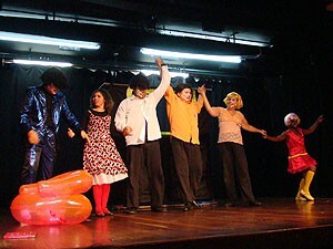 0727-peca_teatral_discute_relacao_entre_homem_maquina_durante_5mostra01-300x225.jpg